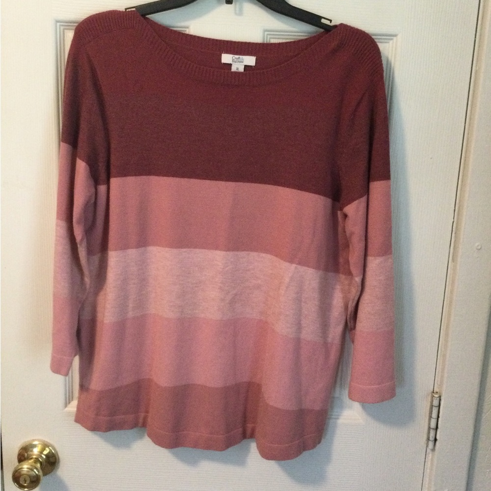 Lightweight 3/4 sleeve sweater.